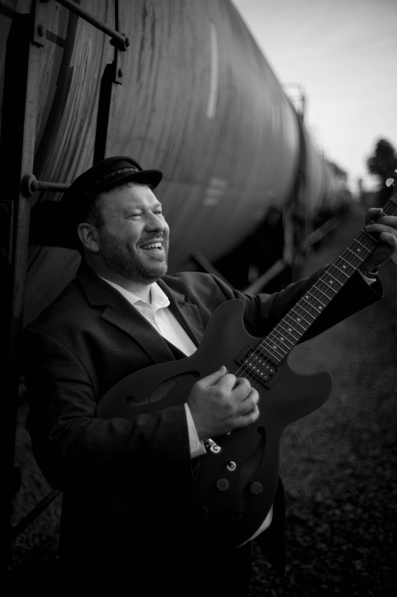 Jeremy Gaisin performing